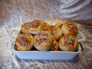 Pizza boller | Lottebager.dk | Bageopskrifter, kageopskrifter og opskrifter på tærte m.m. Pizza boller | Lottebager.dk | Bageopskrifter, kageopskrifter og opskrifter på tærte m.m.