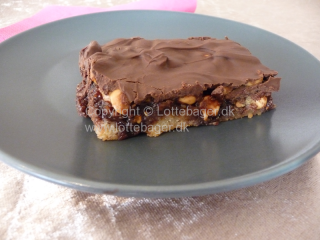 Snickers kage | Lottebager.dk | Bageopskrifter, kageopskrifter og opskrifter på tærte m.m. Snickers kage | Lottebager.dk | Bageopskrifter, kageopskrifter og opskrifter på tærte m.m.