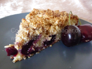 Kirsebærkage med sprød mandeltop | Lottebager.dk | Bageopskrifter, kageopskrifter og opskrifter på tærte m.m. Kirsebærkage med sprød mandeltop | Lottebager.dk | Bageopskrifter, kageopskrifter og opskrifter på tærte m.m.