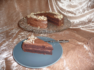 Chokoladekage med chokoladecreme | Lottebager.dk | Bageopskrifter, kageopskrifter og opskrifter på tærte m.m. Chokoladekage med chokoladecreme | Lottebager.dk | Bageopskrifter, kageopskrifter og opskrifter på tærte m.m.