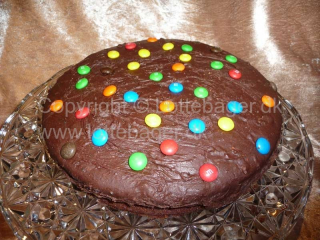 Chokoladekage med hasselnødder og M&M's | Bageopskrifter, kageopskrifter og opskrifter på tærte m.m.